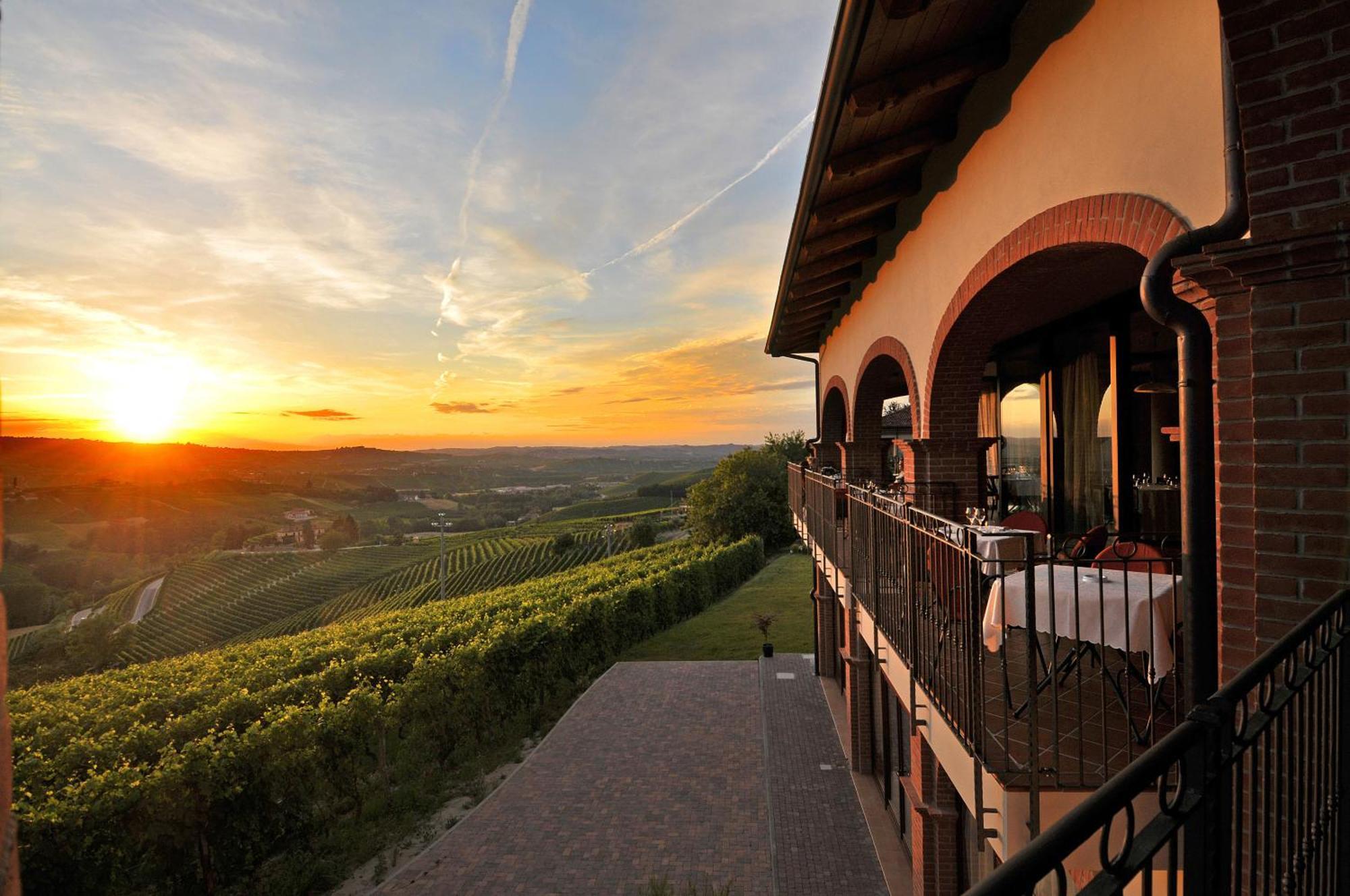 Tota Virginia Antico Podere Serralunga d'Alba Extérieur photo